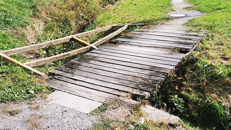 Ein Brückengeländer in Prichsenstadt wurde von Unbekannten zerstört.