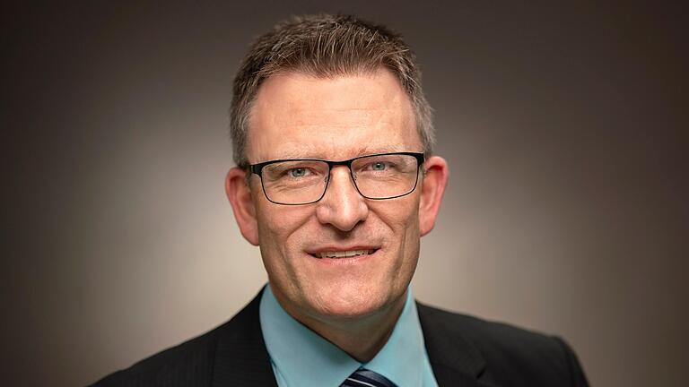 Der Iphöfer Stadtkämmerer Günther Schell kandidiert am 28. April um das Bürgermeisteramt in seiner Heimatgemeinde Sugenheim. Der Iphöfer Stadtkämmerer Günther Schell kandidiert am 28. April um das Bürgermeisteramt in seiner Heimatgemeinde Sugenheim.