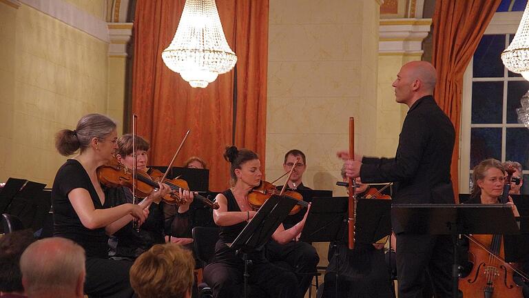 Ariel Zuckermann dirigiert das Bayerische Kammerorchester Bad Brückenau. Zuweilen nutzte er seine Querflöte als Dirigentenstab. - Ariel Zuckermann dirigiert das Bayerische Kammerorchester Bad Brückenau. Zuweilen nutzte er seine Querflöte als Dirigentenstab. Ariel Zuckermann dirigiert das Bayerische Kammerorchester Bad Brückenau. Zuweilen nutzte er seine Querflöte als Dirigentenstab. - Ariel Zuckermann dirigiert das Bayerische Kammerorchester Bad Brückenau. Zuweilen nutzte er seine Querflöte als Dirigentenstab.