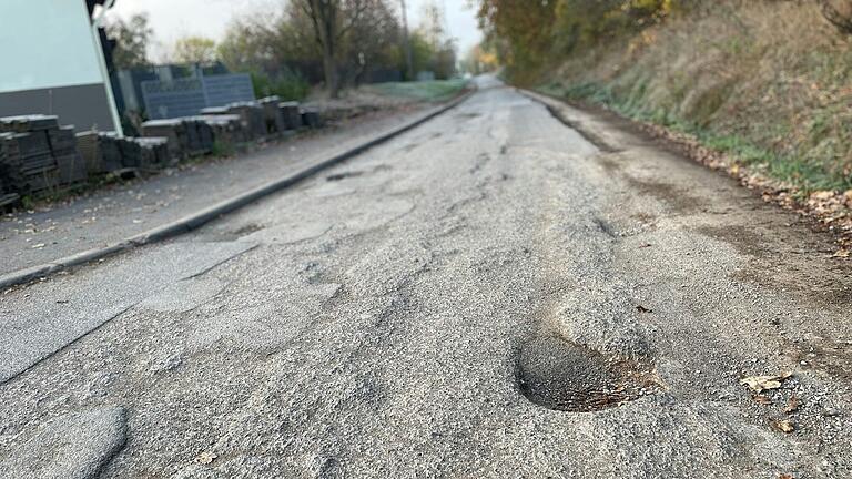Die Schlaglöcher im Höllweg in Niederlauer sind gefährlich für Radfahrer, Fußgänger und Autofahrer. Nun soll gehandelt werden. Die Schlaglöcher im Höllweg in Niederlauer sind gefährlich für Radfahrer, Fußgänger und Autofahrer. Nun soll gehandelt werden.