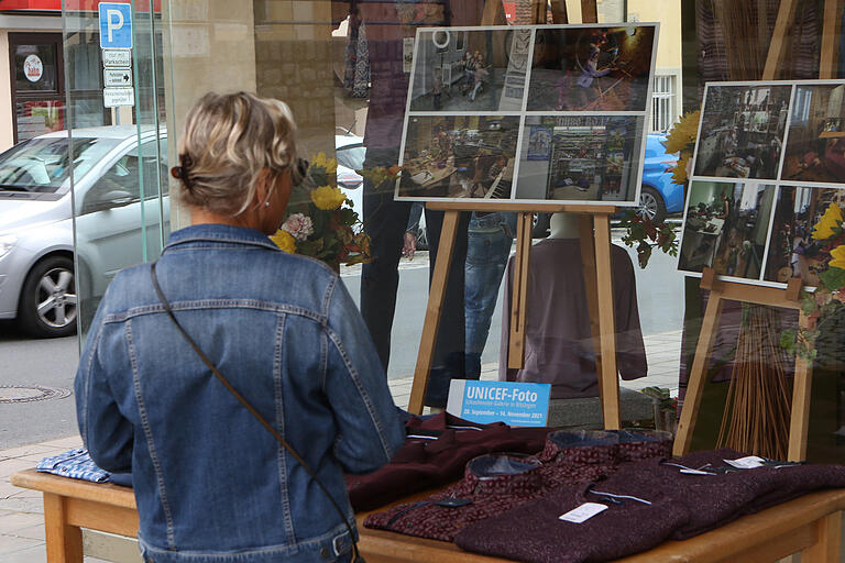 Bummeln und Bilder gucken – so funktioniert die Schaufenster-Galerie. Bummeln und Bilder gucken – so funktioniert die Schaufenster-Galerie.