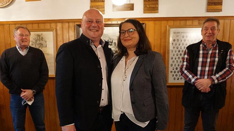 Georg Seiffert strebt zweite Amtszeit als Bürgermeister für die Stadt Bischofsheim an. Das Bild zeigt in mit seiner Frau Michaela und den beiden Ortsvorsitzenden (links) Paul Dinkel (CSU Unterweißenbrunn) und rechts Manfred Markert (CSU Bischofsheim). Foto: Marion Eckert - Georg Seiffert strebt zweite Amtszeit als Bürgermeister für die Stadt Bischofsheim an. Das Bild zeigt in mit seiner Frau Michaela und den beiden Ortsvorsitzenden (links) Paul Dinkel (CSU Unterweißenbrunn) und rechts Manfred Markert (CSU Bischofsheim). Foto: Marion Eckert Georg Seiffert strebt zweite Amtszeit als Bürgermeister für die Stadt Bischofsheim an. Das Bild zeigt in mit seiner Frau Michaela und den beiden Ortsvorsitzenden (links) Paul Dinkel (CSU Unterweißenbrunn) und rechts Manfred Markert (CSU Bischofsheim). Foto: Marion Eckert - Georg Seiffert strebt zweite Amtszeit als Bürgermeister für die Stadt Bischofsheim an. Das Bild zeigt in mit seiner Frau Michaela und den beiden Ortsvorsitzenden (links) Paul Dinkel (CSU Unterweißenbrunn) und rechts Manfred Markert (CSU Bischofsheim). Foto: Marion Eckert