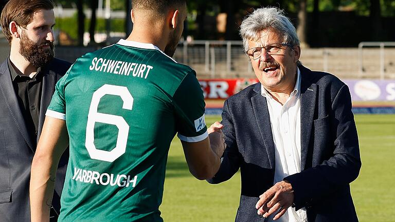 Lässt den Vereinen maximale Freiheit bei den Eintrittspreisen: Verbandsspielleiter Josef Janker (rechts), hier bei der Meisterehrung des FC 05 Schweinfurt 2021. Lässt den Vereinen maximale Freiheit bei den Eintrittspreisen: Verbandsspielleiter Josef Janker (rechts), hier bei der Meisterehrung des FC 05 Schweinfurt 2021.