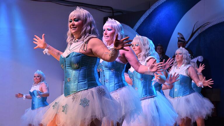 Tolle Tänze, skurrile Sketche, witzige Büttenreden und ein begeistertes Publikum: das war die erste Prunksitzung des Erlenbacher Carneval-Vereins am Freitagabend in der mit rund 350 Leuten besetzten Festhalle.