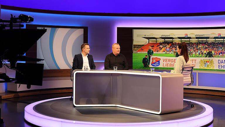 Andre Nagelsmann zu Besuch bei Blickpunkt Sport - Gemeinsam mit BFV-Präsident Christoph Kern (links) war Andre Nagelsmann, Spielleiter im Fußballkreis Rhön, zu Gast bei Blickpunkt Sport. Die Fragen zum Thema Ehrenamt kamen von Moderatorin Esther Sedlaczek. Andre Nagelsmann zu Besuch bei Blickpunkt Sport - Gemeinsam mit BFV-Präsident Christoph Kern (links) war Andre Nagelsmann, Spielleiter im Fußballkreis Rhön, zu Gast bei Blickpunkt Sport. Die Fragen zum Thema Ehrenamt kamen von Moderatorin Esther Sedlaczek.