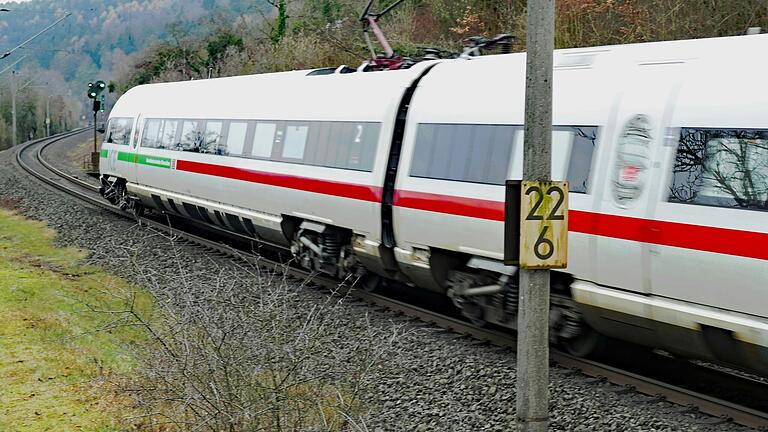 Notbremsung in voller Fahrt: Auf der Werntalbahn-Strecke im Landkreis Main-Spessart geriet im Januar 2021 ein ICE in Gefahr durch Plakate auf den Gleisen. Der Berufungsprozess in dem Fall läuft neu an.&nbsp;