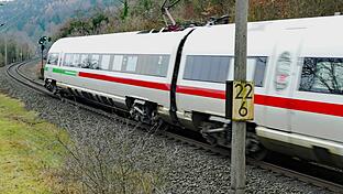 Notbremsung in voller Fahrt: Auf der Werntalbahn-Strecke im Landkreis Main-Spessart geriet im Januar 2021 ein ICE in Gefahr durch Plakate auf den Gleisen. Der Berufungsprozess in dem Fall läuft neu an.&nbsp;
