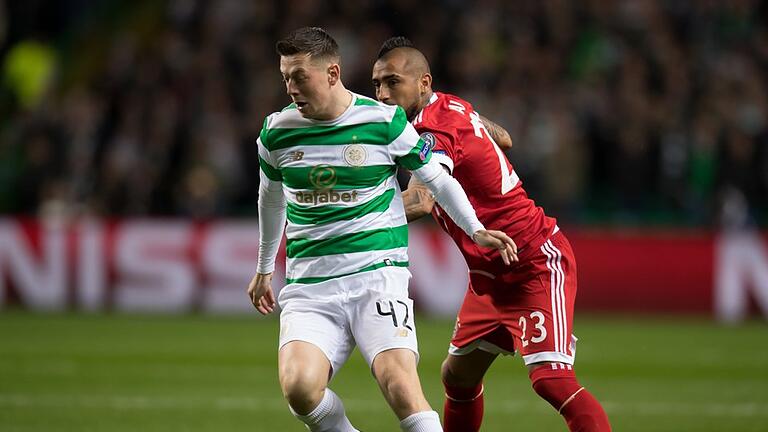 Celtic Glasgow - FC Bayern München - Bayerns Arturo Vidal (r) versucht Celtics Callum McGregor vom Ball zu trennen. Celtic Glasgow - FC Bayern München - Bayerns Arturo Vidal (r) versucht Celtics Callum McGregor vom Ball zu trennen.