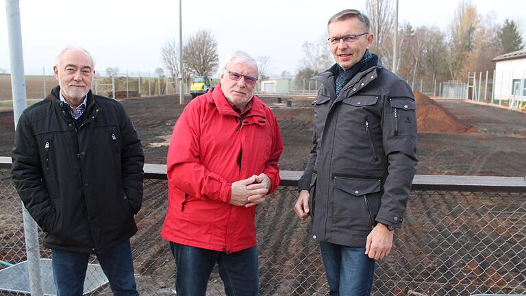 Der Neubau von drei Tennisplätzen beim Tennisclub Rot-Weiß Gerolzhofen ist in vollem Gang. Derzeit wird das schwarze Lava-Gestein eingebaut. Im Bild (von links) Hanus Herold (Vorstand Technik), Michael Hauke (stellvertretender Vorstand Technik) und Georg Löhrlein (Vorstand Kommunikation).