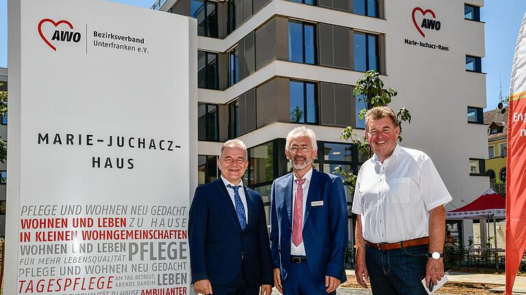 Sie informierten über die Besonderheiten des neuen Maria-Juchacz-Hauses der AWO (v.l.): Martin Ulses, Bezirksgeschäftsführer der AWO Unterfranken, Einrichtungsleiter Raimund Binder, Harald Schneider, Stellv. Bezirksvorsitzender der AWO Unterfranken. Sie informierten über die Besonderheiten des neuen Maria-Juchacz-Hauses der AWO (v.l.): Martin Ulses, Bezirksgeschäftsführer der AWO Unterfranken, Einrichtungsleiter Raimund Binder, Harald Schneider, Stellv. Bezirksvorsitzender der AWO Unterfranken.