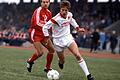 In seinen besten Zeiten als Fußball-Profi: Reiner Wirsching (rechts) im Trikot des 1. FC Nürnberg - im Zweikampf mit Hansi Flick, heute Trainer von Bayern München.&nbsp;