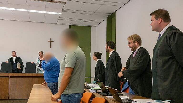 Prozessauftakt gegen mutmaßliche Kunstfälscher       -  Richter Martin Hofmann (l.) sowie die beiden Angeklagten (vorne) zum Auftakt des Prozesses.
