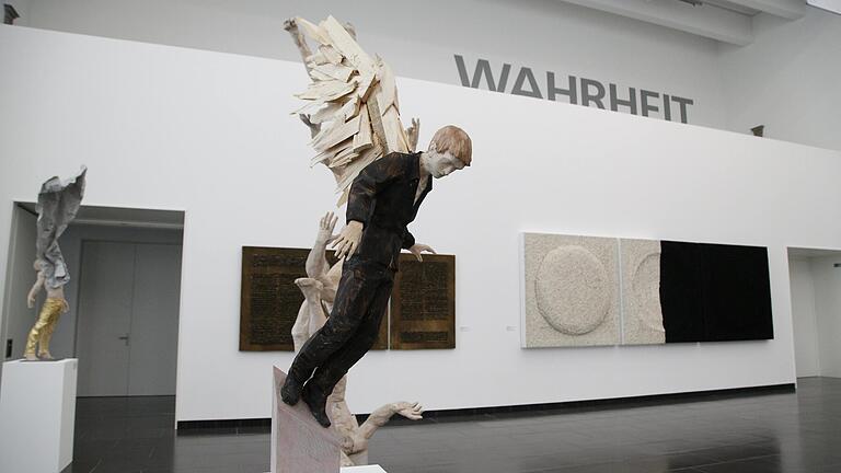 Der Ikarus, der nicht fliegen kann: Kunstwerk bei der Triennale V in der Kunsthalle in Schweinfurt.