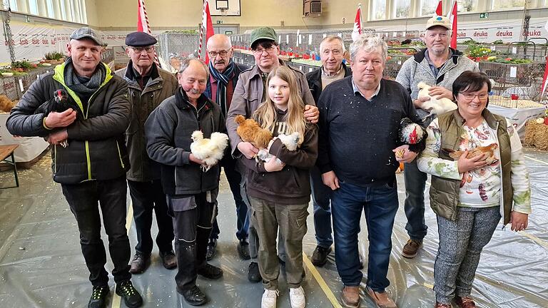 Über die erfolgreiche Jubiläumsausstellung und das rege Interesse freuen sich die ausstellenden Züchter (von links): Toni Onay (Güntersleben), Harald Gimperlein (Veitshöchheim), Jugendleiter Alfons Christ (Thüngersheim), Kassier Hermann Gerhard (Himmelstadt), Ausstellungsleiter Wolfgang Holzheimer mit Tochter Dana (Würzburg), Vorsitzender Josef Kozilek (Güntersleben), Manfred Prost (Leinach) und Christa Meinel (Eußenheim).