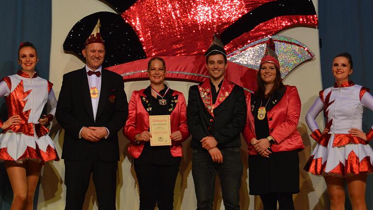 Ehre, wem Ehre gebührt. Das Foto zeigt (von links) Gardemädchen Lara Baumeister, Jürgen Förster vom Fastnacht-Verband, Ramona Full (Verdienstorden), Steffen Full und Elli Full (beide Verbandsorden) sowie Gardemädchen Annika Nöth. Ehre, wem Ehre gebührt. Das Foto zeigt (von links) Gardemädchen Lara Baumeister, Jürgen Förster vom Fastnacht-Verband, Ramona Full (Verdienstorden), Steffen Full und Elli Full (beide Verbandsorden) sowie Gardemädchen Annika Nöth.