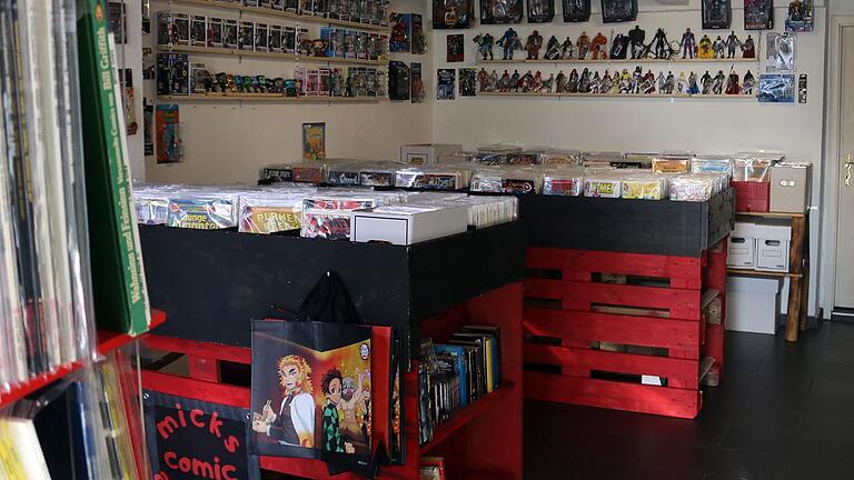Das Laden-Archiv von Michael Schüssler umfasst 2500 Comics aller möglichen Genres. Das heimische Archiv des Schweinfurters ist noch weit größer, mit 45.000 Comics. Das Laden-Archiv von Michael Schüssler umfasst 2500 Comics aller möglichen Genres. Das heimische Archiv des Schweinfurters ist noch weit größer, mit 45.000 Comics.