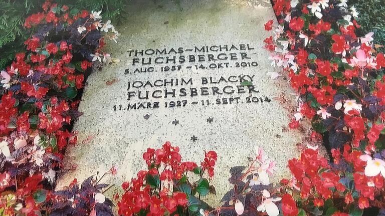 Hier fotografierte Thomas Paul die Grabstätte von Joachim Fuchsberger auf dem Waldfriedhof Grünwald /Nähe Bad Tölz. Hier fotografierte Thomas Paul die Grabstätte von Joachim Fuchsberger auf dem Waldfriedhof Grünwald /Nähe Bad Tölz. 