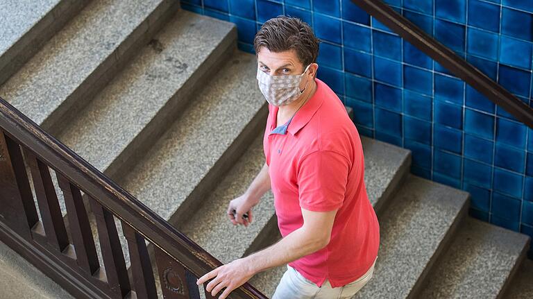 Der Rektor der Frieden-Mittelschule in Schweinfurt, Tomi Neckov, geht mit gutem Beispiel voran und trägt im Schulhaus eine Maske. Der Rektor der Frieden-Mittelschule in Schweinfurt, Tomi Neckov, geht mit gutem Beispiel voran und trägt im Schulhaus eine Maske. 