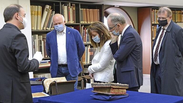 Der irische Botschafter und seine Lebensgefährtin vor den irischen Schätze in der Universitätsbibliothek Würzburg (von links): UB-Leiter Hans-Günter Schmidt, Matthias Fleckenstein, (Vorsitzender der deutsch-irischen Gesellschaft Würzburg), Mary McCarthy und der irische Botschafter Nicholas O’Brien sowie Universitäts-Präsident Alfred Forchel.