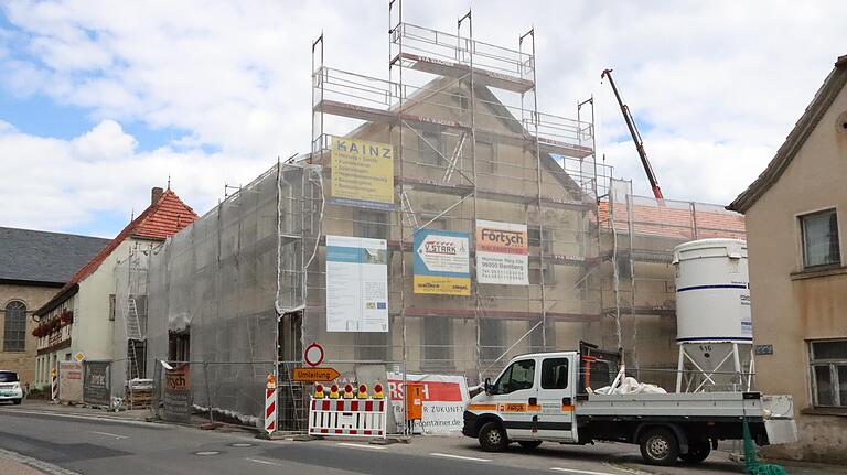 Der 'Schwarze Adler' in Westheim - das Zentrum des Dorfgeschehens einst und bald wieder. Der 'Schwarze Adler' in Westheim - das Zentrum des Dorfgeschehens einst und bald wieder.