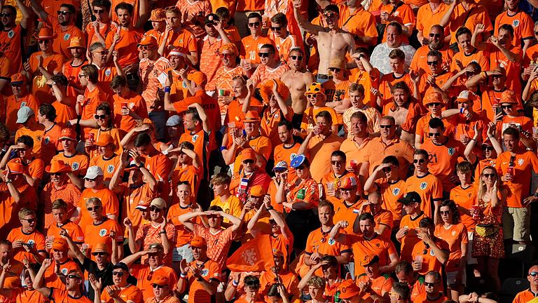 Niederlande Fans - Erneut unterstützten viele mitgereiste niederländische Fans ihr Nationalteam. Niederlande Fans - Erneut unterstützten viele mitgereiste niederländische Fans ihr Nationalteam.