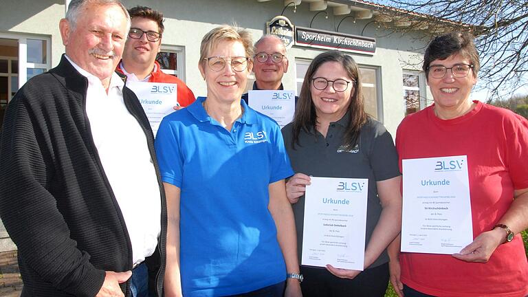BLSV-Kreisvorsitzender Josef Scheller (von links) ehrte Tobias Wiegel (Wasserwacht Iphofen), Sportabzeichenreferentin Birgit Hofmann, Peter Neuweg (Stadtverband für Leibesübungen), Monika Leirich (Judoclub Dettelbach) und Hiltrud Holzinger (SV Kirchschönbach).