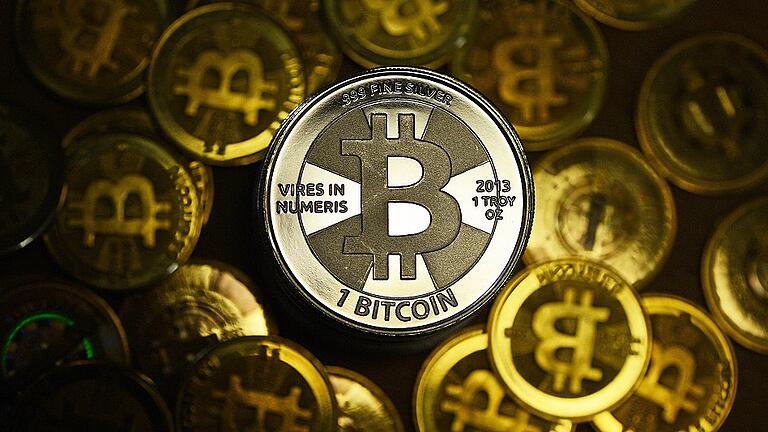 Bitcoin       -  Das Bild täuscht: Kryptowährungen wie Bitcoin gibt es nicht als Münzen oder Scheine, sondern nur digital. Insofern sind diese Münzen symbolisch zu verstehen.