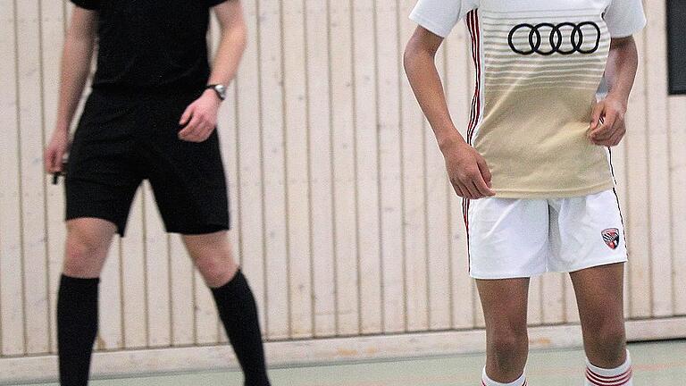 Alles im Blick: Der Ex-05er Damion Downs (FC Ingolstadt U 15, rechts) freute sich, wieder &bdquo;vor der Haustüre&ldquo; kicken zu können.