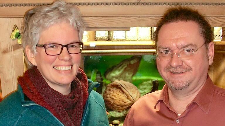 Thomas Luciow und seine Frau Sabine Henek freuen sich über die Goldmedaille für Ihre 'Schwarzen Nüsse'.