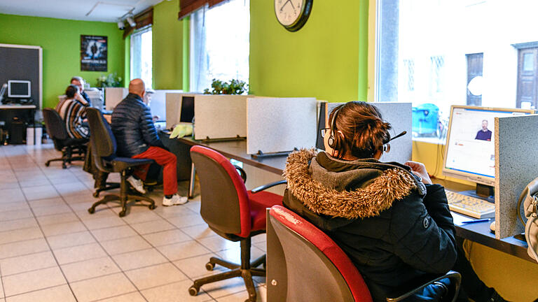 Einige Plätze sind belegt in Würzburgs letztem Internetcafé. Doch zum Surfen kommen mittlerweile nur noch die Wenigsten. Einige Plätze sind belegt in Würzburgs letztem Internetcafé. Doch zum Surfen kommen mittlerweile nur noch die Wenigsten.