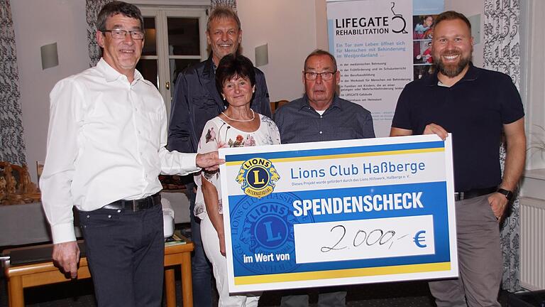 Mit 2000 Euro unterstützt der Lionsclub Haßberge die Behinderten-Einrichtung „Life Gate“ in Palästina. Sehr engagiert sind dort die Eheleute Renate und Alfred Becker, die die Spende weiterleiten werden. Mit den Beckers freuen sich Lions-Präsident Thomas Ötinger (rechts), der Adventskalender-Koordinator Hans-Joachim Brand (hinten) und Harry Riegel (links), der den Kontakt zu Life Gate herstellte. Mit 2000 Euro unterstützt der Lionsclub Haßberge die Behinderten-Einrichtung „Life Gate“ in Palästina. Sehr engagiert sind dort die Eheleute Renate und Alfred Becker, die die Spende weiterleiten werden. Mit den Beckers freuen sich Lions-Präsident Thomas Ötinger (rechts), der Adventskalender-Koordinator Hans-Joachim Brand (hinten) und Harry Riegel (links), der den Kontakt zu Life Gate herstellte.