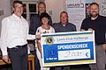 Mit 2000 Euro unterstützt der Lionsclub Haßberge die Behinderten-Einrichtung „Life Gate“ in Palästina. Sehr engagiert sind dort die Eheleute Renate und Alfred Becker, die die Spende weiterleiten werden. Mit den Beckers freuen sich Lions-Präsident Thomas Ötinger (rechts), der Adventskalender-Koordinator Hans-Joachim Brand (hinten) und Harry Riegel (links), der den Kontakt zu Life Gate herstellte.