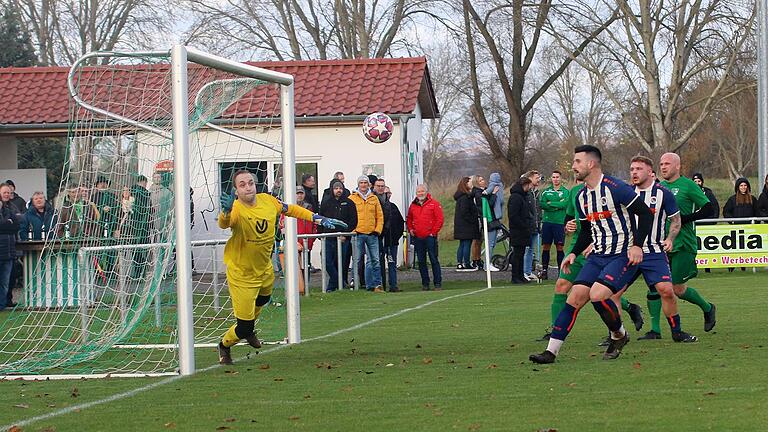 SV-DJK-Keeper Maximilian Schneider (links) ist auf dem Sprung, muss aber letztlich nicht eingreifen. Vorne beobachten Heidenfelds Spiridon Antoniou und Jeremy Mantel die Szene vor dem Unterspiesheimer Michael Mantel.