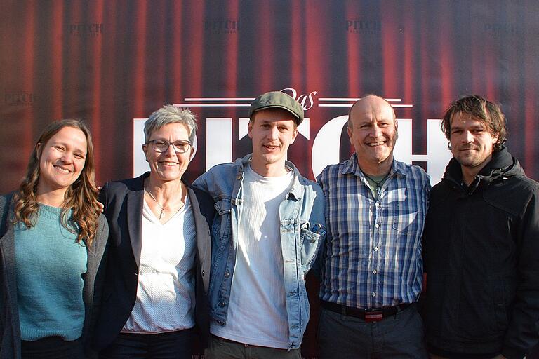 Die Familie Arbes bei der Filmpremiere mit dem Filmemacher Nils. Die Familie Arbes bei der Filmpremiere mit dem Filmemacher Nils.