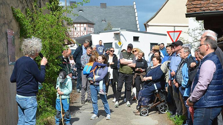 Es folgte ein kleiner Spaziergang vom Übersichtsschild bei der Synagoge zum Dorfplatz. Es folgte ein kleiner Spaziergang vom Übersichtsschild bei der Synagoge zum Dorfplatz.