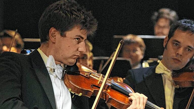 Der aus Karlstadt stammende Philipp Wenger (im Vordergrund bei einem Orchesterkonzert) ist Konzertmeister und gehört zu Deutschlands Spitzengeigern. Er gibt am 15. Juli in Karlstadt ein Konzert.