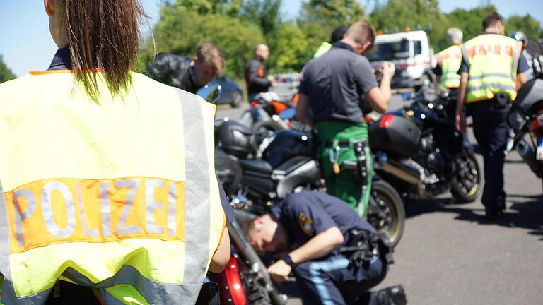 Polizisten aus Hammelburg und von der Verkehrspolizeiinspektion Schweinfurt-Werneck kontrollieren eine Tourengruppe.Foto: Arkadius Guzy       -  Polizisten aus Hammelburg und von der Verkehrspolizeiinspektion Schweinfurt-Werneck kontrollieren eine Tourengruppe.Foto: Arkadius Guzy