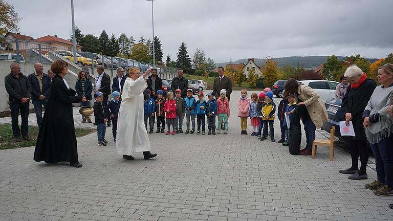 Der neue Parkplatz oberhalb der Fladunger Schule wurde eröffnet. Den kirchlichen Segen spendeten Pastoralreferentin Iris Will-Reusch von der katholischen Kirche und die evangelische Pfarrerin Christel Kupfer. Die Kindergartenkinder beteiligten sich am Festakt mit einem Lied. Der neue Parkplatz oberhalb der Fladunger Schule wurde eröffnet. Den kirchlichen Segen spendeten Pastoralreferentin Iris Will-Reusch von der katholischen Kirche und die evangelische Pfarrerin Christel Kupfer. Die Kindergartenkinder beteiligten sich am Festakt mit einem Lied.