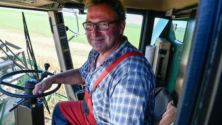 Landwirt Benno Karl in Wolkshausen (Gemeinde Gaukönigshofen im Lkr. Würzburg) baut Sojabohnen an. Es läuft fast so gut wie in Brasilien. Landwirt Benno Karl in Wolkshausen (Gemeinde Gaukönigshofen im Lkr. Würzburg) baut Sojabohnen an. Es läuft fast so gut wie in Brasilien.