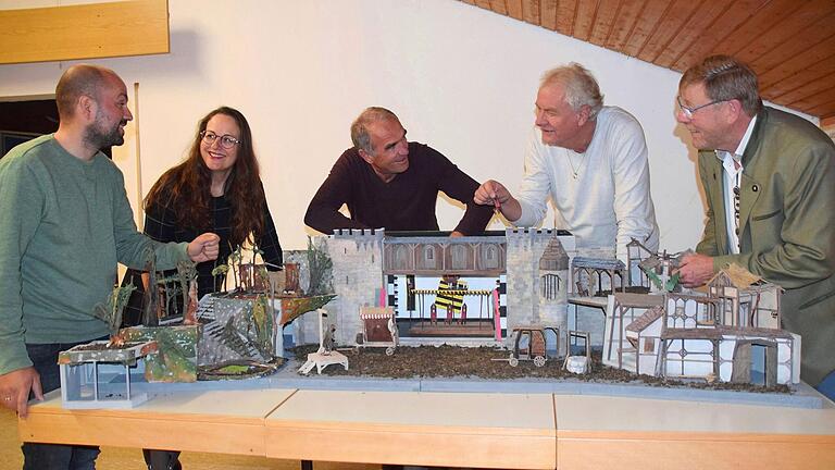 Viel Mittelalter und viel Action verspricht das Miniaturmodell der Sömmersdorfer Freilichtbühne für das Theaterstück „Robin Hood. Eine Legende“. Bei der Vorstellung des Bühnenbilds waren dabei: (von links) Co-Vereinsvorsitzender Johannes Gessner, Regisseurin Silvia Kirchhof, Co-Vorsitzender Dieter Mergenthal, Co-Vorsitzender Norbert Mergenthal und ehrenamtlicher Bühnenbauer Kurt Stark. Alle waren bei der Aufnahme ohne Maske geimpft und getestet.