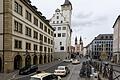 Blick auf den Platz zwischen Rathaus und Alter Mainbrücke. Taxis und Fahrräder bestimmen derzeit dort noch das Bild.&nbsp;