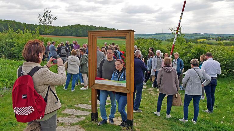 Besuch aus Úrkút in Oberpleichfeld: Am Mittelpunkt der Europäischen Union in Gadheim wurden viele Erinnerungsfotos gemacht. Besuch aus Úrkút in Oberpleichfeld: Am Mittelpunkt der Europäischen Union in Gadheim wurden viele Erinnerungsfotos gemacht.