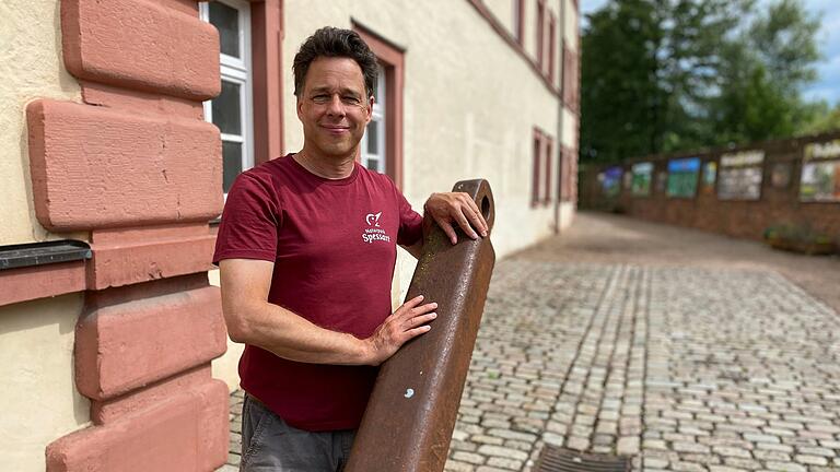 Bis Ende 2023 war das Infozentrum des Naturpark Spessart im Huttenschloss in Gemünden untergebracht. An der Rückseite des Gebäudes liegt ein alter Schiffsanker, ein Überbleibsel des einst dort untergebrachten Verkehrsmuseum. Bis Ende 2023 war das Infozentrum des Naturpark Spessart im Huttenschloss in Gemünden untergebracht. An der Rückseite des Gebäudes liegt ein alter Schiffsanker, ein Überbleibsel des einst dort untergebrachten Verkehrsmuseum.
