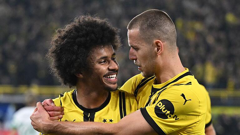 Karim Adeyemi (l.) und Waldemar Anton       -  Jubel im Minutentakt: Karim Adeyemi freut sich mit Waldemar Anton über die 7:1-Gala des BVB gegen Celtic Glasgow.