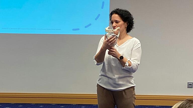 Stimmbildnerin Susanne Dietzer bei ihrem theoretischen und praktischen Sequenzen zu Thema Stimmbildung. Stimmbildnerin Susanne Dietzer bei ihrem theoretischen und praktischen Sequenzen zu Thema Stimmbildung.