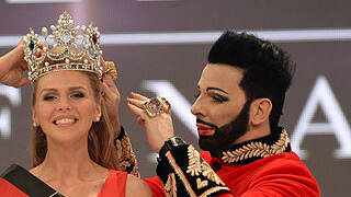 Miss Germany       -  Die Miss Germany 2015 Olga Hoffmann aus Münster bekommt am 28.02.2015 im Europa-Park in Rust (Baden-Württemberg) auf der Bühne von Designer Harald Glööckler die Krone aufgesetzt.