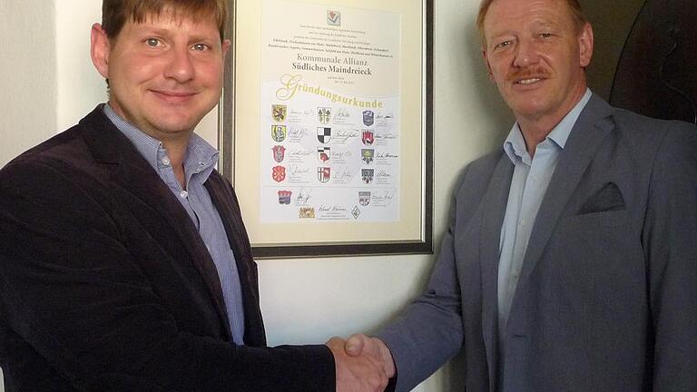 Holger Becker (links) mit Ochsenfurts Bürgermeister und Allianzsprecher Peter Juks.