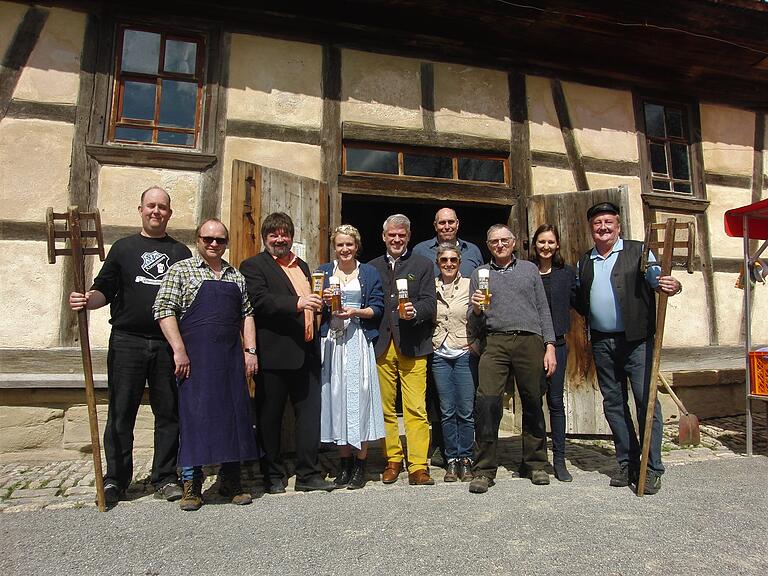 Brautag im Freilandmuseum Fladungen (von links): Peter Vogt, Klaus-Dieter Spiegel, Gerald Pittner (MdL), Bierkönigin Johanna Seiler, Steffen Vogel (MdL), Museumsleiterin Ariane Weidlich, Armin Gutmann (dahinter), Joachim Werner, Museumssprecherin Patricia Linsenmeier und Friedbert Stumpf. Brautag im Freilandmuseum Fladungen (von links): Peter Vogt, Klaus-Dieter Spiegel, Gerald Pittner (MdL), Bierkönigin Johanna Seiler, Steffen Vogel (MdL), Museumsleiterin Ariane Weidlich, Armin Gutmann (dahinter), Joachim Werner, Museumssprecherin Patricia Linsenmeier und Friedbert Stumpf.