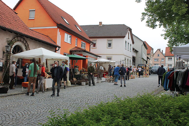Rund um das historische Amtshaus und die Kirche St. Vitus verteilten sich die Stände der Aussteller in Stockheim. Die Besucher genossen den ersten Markt nach dem monatelangen Lockdown. Rund um das historische Amtshaus und die Kirche St. Vitus verteilten sich die Stände der Aussteller in Stockheim. Die Besucher genossen den ersten Markt nach dem monatelangen Lockdown.