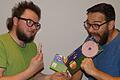 'Net in die CD reinbeißen, lieber in die echte Wurscht', empfiehlt 'Chuck' Thomas Klug (links) seinem Freund 'Hülle' Christian Hülz (rechts). Äußerlich ist nämlich die neue CD von Hülle und Chuck wie eine Scheibe Jagdwurst gestaltet.